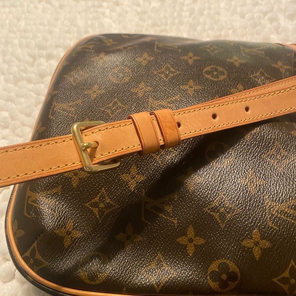 Louis Vuitton. Please see pictures with scratches used condition 100% authentic - Picture 7 of 16
